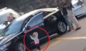 Thấy bố mẹ bị cảnh sát bắt, bé gái 2 tuổi bò ra khỏi xe làm hành động này khiến mọi người đứng hình