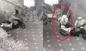 Hai người đàn ông táo tợn mang hẳn xe máy đến trước cửa nhà người lạ rồi làm hành động này
