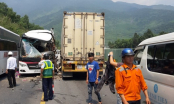 Nóng: Ô tô chở đoàn du lịch húc xe container, đầu xe khách nát bét, 11 người bị thương