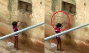 Bé gái 7 tuổi khuyết tật bị mẹ xích chặt vào tường rồi thản nhiên làm hành động này khiến ai cũng phẫn nộ