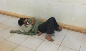 Khoảnh khắc bố ôm con nhỏ nằm ngủ co ro ở bệnh viện phụ sản đợi vợ đi sinh khiến triệu người nghẹn lòng