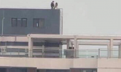 Xôn xao bức ảnh cặp đôi thản nhiên mây mưa trên sân thượng nhưng điều này mới gây sốc