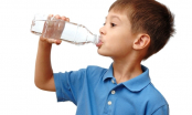 3 tín hiệu bất thường khi trẻ uống nước chứng tỏ bé đang gặp nguy hiểm, cha mẹ cần thận trọng