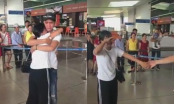 Cặp đôi ôm nhau, khóc nấc tiễn nhau ở sân bay khiến ai chứng kiến cũng nghẹn lòng