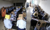Bắt sinh viên đội thùng giấy lên đầu để làm bài kiểm tra, trường học hứng chỉ trích