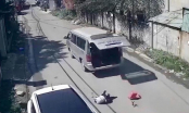 Thêm 1 xe đưa đón làm văng 2 học sinh xuống đường trong lúc di chuyển