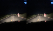 Thấy gia đình đi xe máy không đèn, tài xế ô tô quyết định dìu suốt chặng đường 90km