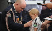 Cậu bé 19 tháng tuổi còn ngậm ti giả lên nhận huy chương thay người cha hy sinh trong thảm họa cháy rừng