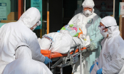 Cô gái nhiễm virus corona nhổ nước bọt vào mặt nhân viên y tế khi bị đưa đi cách ly