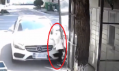 Vừa bước xuống xe, bé gái 8 tuổi bị mẹ lái xe Mercedes tông gãy chân