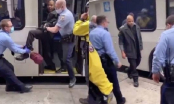 Nhất quyết không đeo khẩu trang giữa mùa dịch, người đàn ông bị cảnh sát kéo khỏi xe buýt