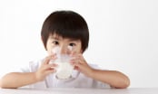 Bác sĩ Nhi khoa tiết lộ thời điểm vàng cho con uống sữa tươi tốt nhất