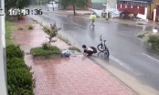 Clip: Anh hùng nhí dùng tay móc rác, khơi thông công thoát nước giữa mưa