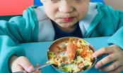 Con trai 5 tuổi ăn đủ bữa nhưng ngày càng xanh xao, mẹ hối hận khi biết nguyên nhân do món thịt yêu thích