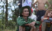 Nước mắt của đôi vợ chồng già mất 8 người thân trong vụ sạt lở ở Quảng Nam: Giờ chẳng còn gì cả