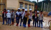 Trường học ở Quảng Trị giũ bùn đất, đón học sinh trở lại sau bão