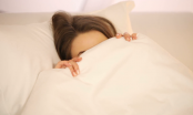Ngủ trùm chăn kín đầu là dại: Sai lầm khiến bạn dễ bị tổn thương não, gây ngừng thở khi ngủ