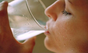 Người sống lâu trên 80 tuổi thường có 4 đặc điểm chung khi uống nước, bạn có bao nhiêu?