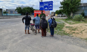 4 mẹ con đạp xe từ Đồng Nai về Nghệ An đã được hỗ trợ tàu về quê
