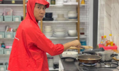 Lưu Hương Giang bắt trọn khoảnh khắc ông xã mặc áo mưa của con gái để nấu cơm