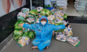 Việt Hương cúi đầu tạ lỗi khi lỡ phát 1 tấn gạo mốc tới người dân
