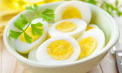 Chỉ luộc trứng bằng nước lạnh là thiếu sót: Thả thêm thứ này luộc, trứng dễ bóc vỏ, tăng dinh dưỡng