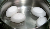 Luộc trứng đừng chỉ bỏ mỗi nước lạnh: Làm thêm bước này trứng nhanh chín, đậm vị dễ bóc vỏ