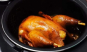 Bỏ một con gà vào nồi cơm điện, không cần thêm nước hay dầu, gà chín ăn thơm ngon hơn gà quay