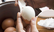 Luộc trứng đừng chỉ cho nước lã, thêm thứ này vào trứng dễ bóc vỏ, lòng đỏ mềm mịn