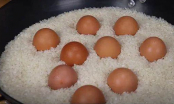Mau vùi trứng ở nhà vào gạo: Công dụng tuyệt vời ai biết cũng vội học theo