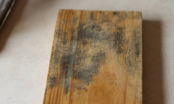 Thớt gỗ bị mốc đen đừng rửa bằng xà phòng: Làm theo cách đơn giản này chỉ 5 phút thớt sạch bong như mới