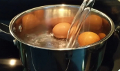 Luộc trứng đừng chỉ cho nước lã: Cho thêm 2 gia vị này vào vỏ trứng sẽ rơi ra ngay sau khi vừa chạm