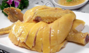Luộc thịt gà đừng chỉ cho nước lã: Thêm thứ này để gà vàng óng, không bị nứt da