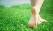 4 lợi ích tuyệt vời của việc đi bằng chân trần mà bạn không nên bỏ qua