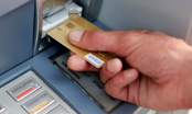 Đi rút tiền ở máy ATM gặp dấu hiệu này thì dừng phải lại ngay, coi chừng tiền 'không cánh mà bay'