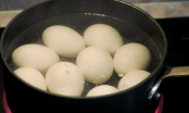 Luộc trứng đừng vội thả ngay vào nước: Làm thêm bước này trứng đậm đà dễ bóc vỏ