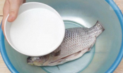 Rửa cá đừng dùng nước lã, cứ thêm thứ này đảm bảo sạch mùi tanh, thịt cá càng thêm đậm đà