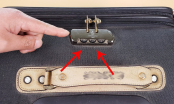 Khóa vali có 1 cơ chế đặc biệt, ấn vào đó để mở vali khi quên mật khẩu