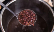 Dù là chè đậu đen hay đậu đỏ, trước khi nấu làm thêm 1 bước, hạt đậu nhanh mềm, thơm bùi, không nát