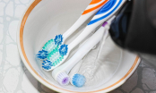 Bàn chải đánh răng cũng cần làm sạch, dùng xong đem ngâm vào thứ nước này vừa hết cặn bẩn vừa diệt khuẩn