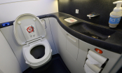 Tiếp viên hàng không tiết lộ: Đi toilet trên máy bay nên đứng dậy trước khi xả nước, tại sao?
