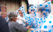 Hồ Ngọc Hà nhận cơn mưa lời khen khi đội mưa làm từ thiện