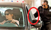 Tại sao cảnh sát luôn 'chạm tay vào đèn hậu' sau xe của đối phương khi dừng xe vi phạm?