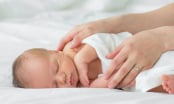 4 thói quen khi ngủ khiến trẻ bị xấu dáng và giảm thông minh, cha mẹ chú ý sửa ngay cho con
