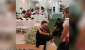 Chú rể trao nhẫn cho 2 người trong đám cưới, quan khách nín lặng xúc động