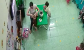 Giáo viên mầm non thô bạo ngửa đầu, đổ sữa liên tiếp vào miệng trẻ vì con uống sữa chậm
