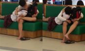 Sốc: Clip học sinh mặc đồng phục thản nhiên nằm ôm hôn trên ghế công cộng ở Trung tâm thương mại