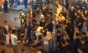 Clip: Nhóm thanh niên hỗn chiến trên phố đi bộ, người dân, du khách hoảng sợ