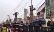 CỰC SỐC: 50 cô gái mặc bikini mỏng manh múa cột trên 50 chiếc xe Jeep trong đám tang