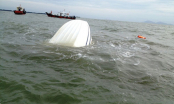 Ca nô chở 14 người bị sóng đánh lật úp, tất cả 14 người rơi xuống biển Kiên Giang